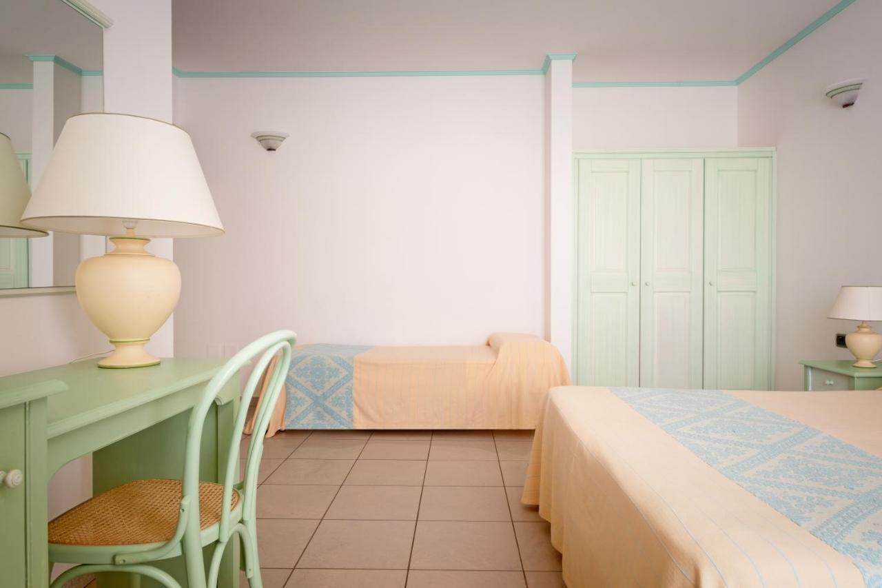 Hotel Solki SantʼAntìoco Exteriör bild
