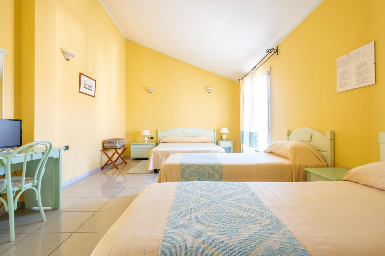 Hotel Solki SantʼAntìoco Exteriör bild